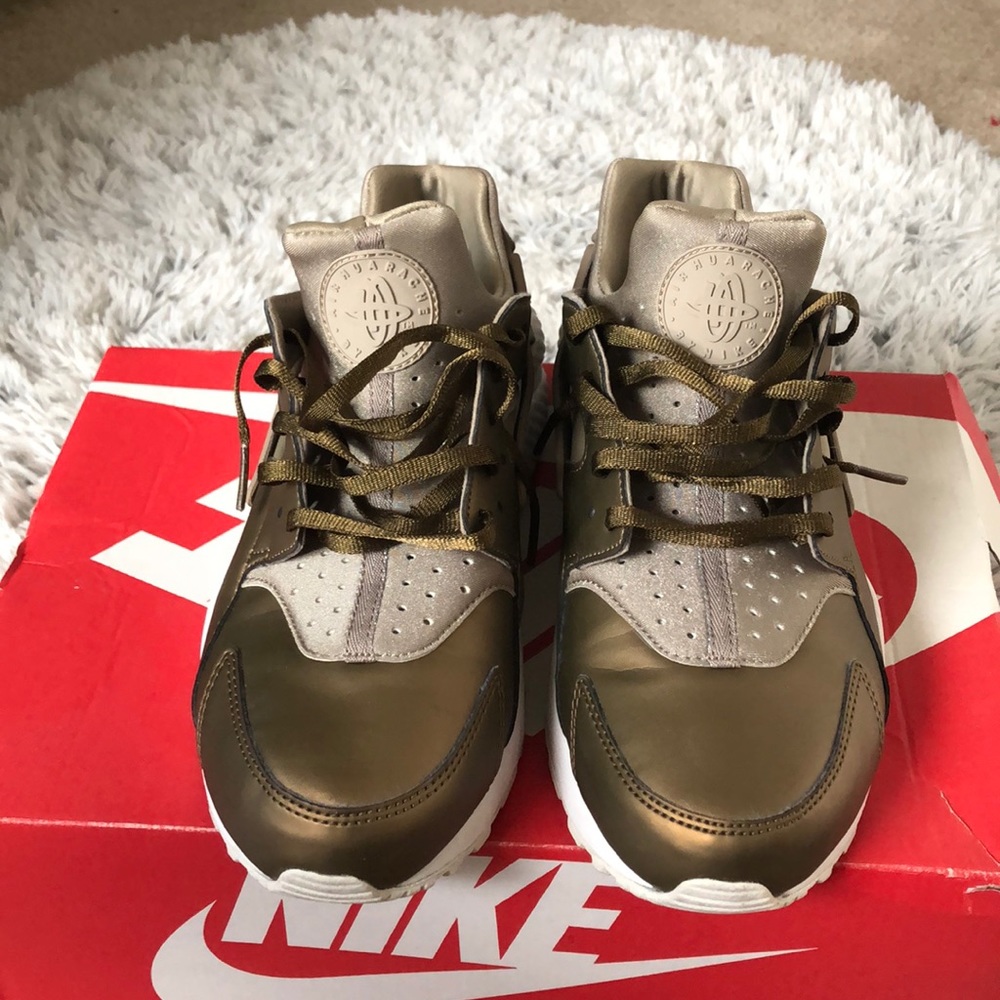 Navy green huarache runs women